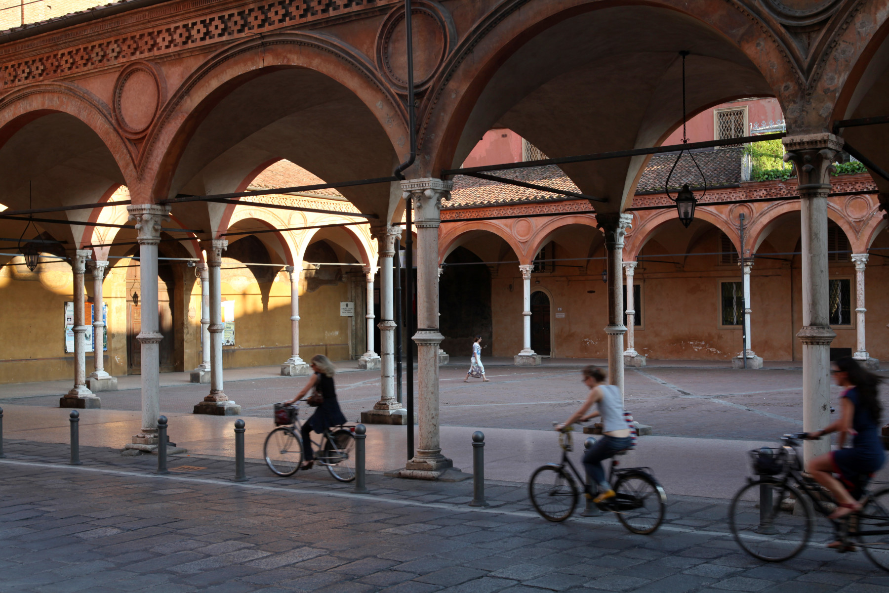 Bologna.
(chiesa) Basilica di Santa Maria dei Servi.
Iniziata a partire dal 1345, fu ingrandita nel 1383 da Andrea da Faenza. Il portico laterale è attribuito ad Antonio di Vincenzo (1392 c.).