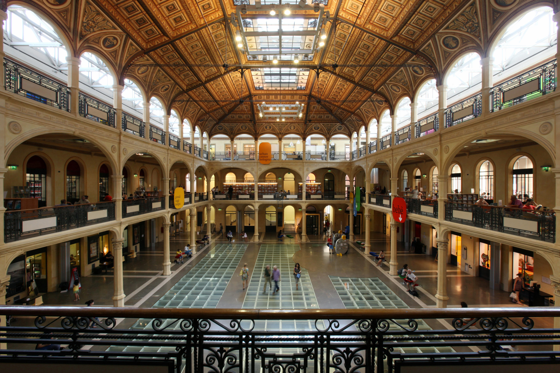 Bologna.
Palazzo D'Accursio. La Sala Borsa edificata nel 1883 e ampliata a metà degli anni '20. Ristrutturata e inaugurata nel 2001 è stata destinata a biblioteca, piazza dei saperi e della cultura plurimediale contemporanea.
La sala principale detta Piazza Coperta. Sotto il pavimento a vetri i resti di strutture medievali, romane, etrusche e villanoviane (VII sec. a.C.).
Panoramica dal primo piano.