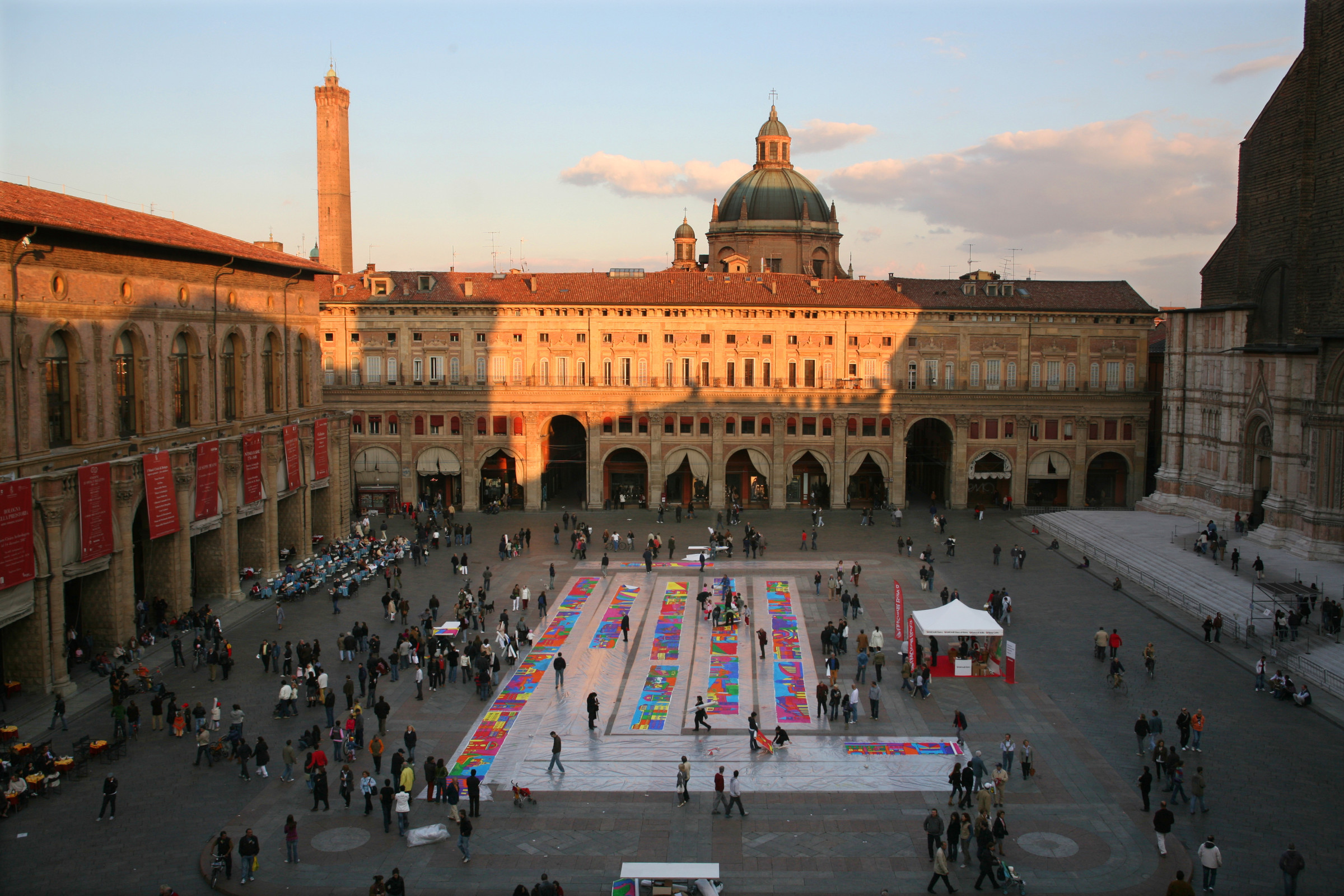 BOLOGNA.
ANIMAZIONE PER BAMBINI E ADULTI IN OCCASIONE DELLA FIERA  ARTELIBRO. BAMBINI, GENITORI E ADULTI DIPINGONO IN PIAZZA.