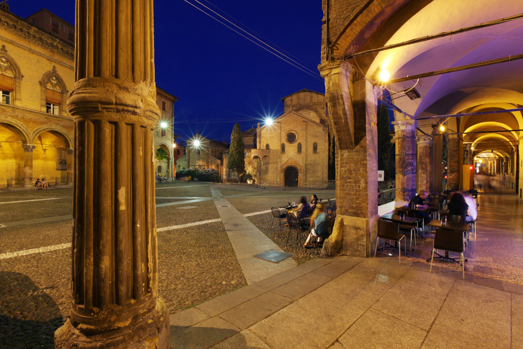 BOLOGNA. 
PIAZZA S.STEFANO (PIAZZA SANTO STEFANO O PIAZZA DELLE SETTE CHIESE). 
BASILICA DI S. STEFANO, INSIEME DI EDIFICI SACRI. SULLA PIAZZA SI AFFACCIANO LA CHIESA DI SS. VITALE ED AGRICOLA, LA CHIESA DEL S.SEPOLCRO E LA CHIESA DEL CROCIFISSO.