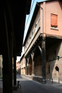 Bologna. Via Marsala. Palazzo Grassi. Di impianto duecentesco, il palazzo venne restaurato tra il 1910 e il 1913 conservando parzialmente il portico ligneo.