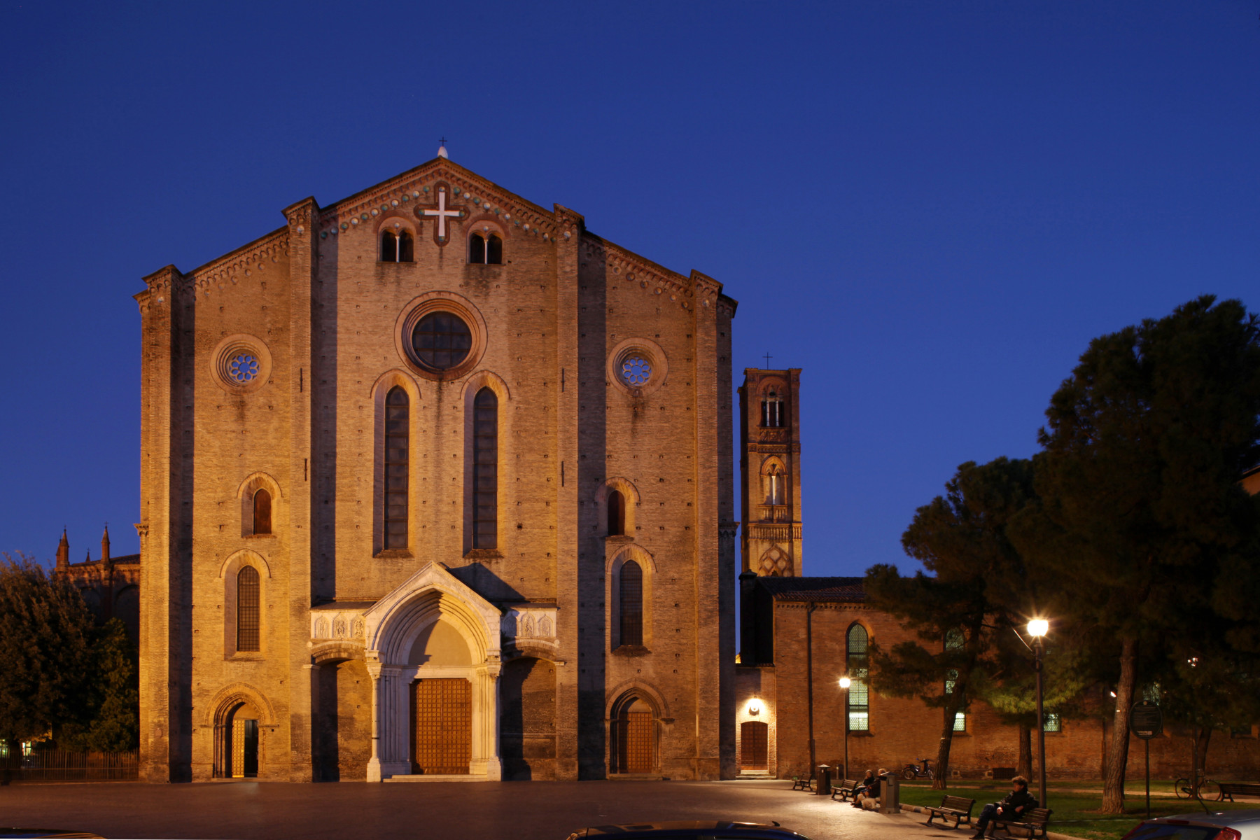 Bologna. 
Piazza San Francesco. La Basilica di San Francesco (chiesa di S.Francesco).
Tra i più precoci esemplari di architettura gotica in Italia, fu compiuta nel 1263, restaurata nella seconda metà del XIX secolo e dopo i gravi danni bellici del 1943. La facciata è di forme romanico-gotiche (1250).