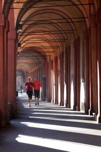 Bologna. Via Saragozza. Il portico più lungo del mondo che collega Porta Saragozza al Santuario della Madonna di San Luca. Costruito negli anni che vanno dal 1674 al 1739, è lungo circa 3,75 km ed è costituito da 666 archi. Jogging, attività fisica.