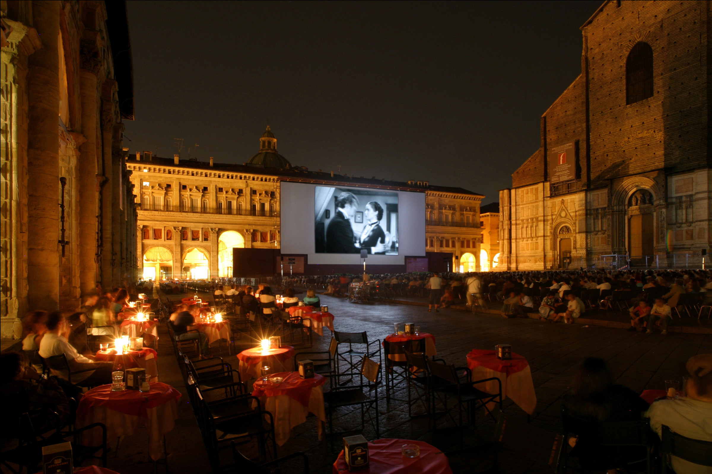 BOLOGNA.
PIAZZA MAGGIORE. 
CINEMA IN PIAZZA. RASSEGNA "SOTTO LE STELLE DEL CINEMA" - PROIEZIONE DEL FILM "PICCOLO MONDO ANTICO" DI MARIO SOLDATI.