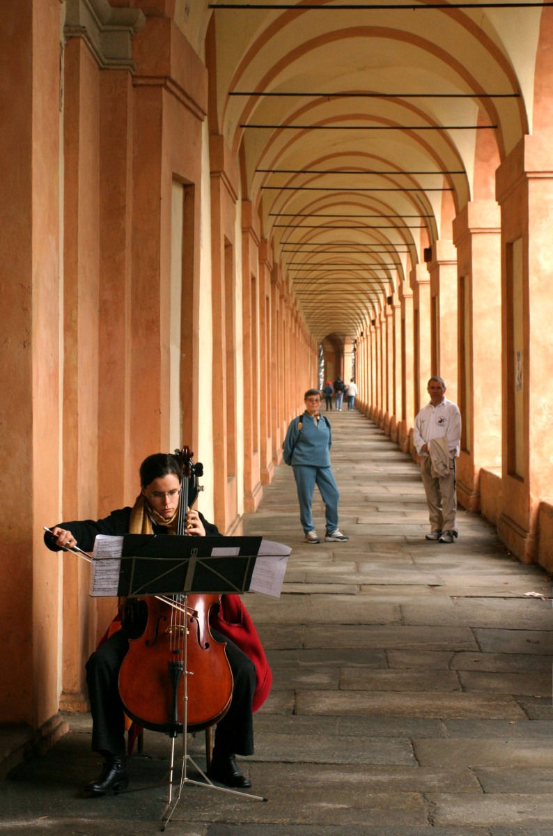 PORTICO DEL SANTUARIO DI SAN LUCA (BOLOGNA). DOMENICA DI PASQUA. "VIANDANTE" PASSEGGIATA TEATRALE IDEATA DALLA REGISTA TEDESCA JULIANE SCHERF, ISPIRATA ALLE STAZIONI DELLA VIA CRUCIS. 13a STAZIONE: MUSICA ANDANTE, NELLA 5° CAPPELLA